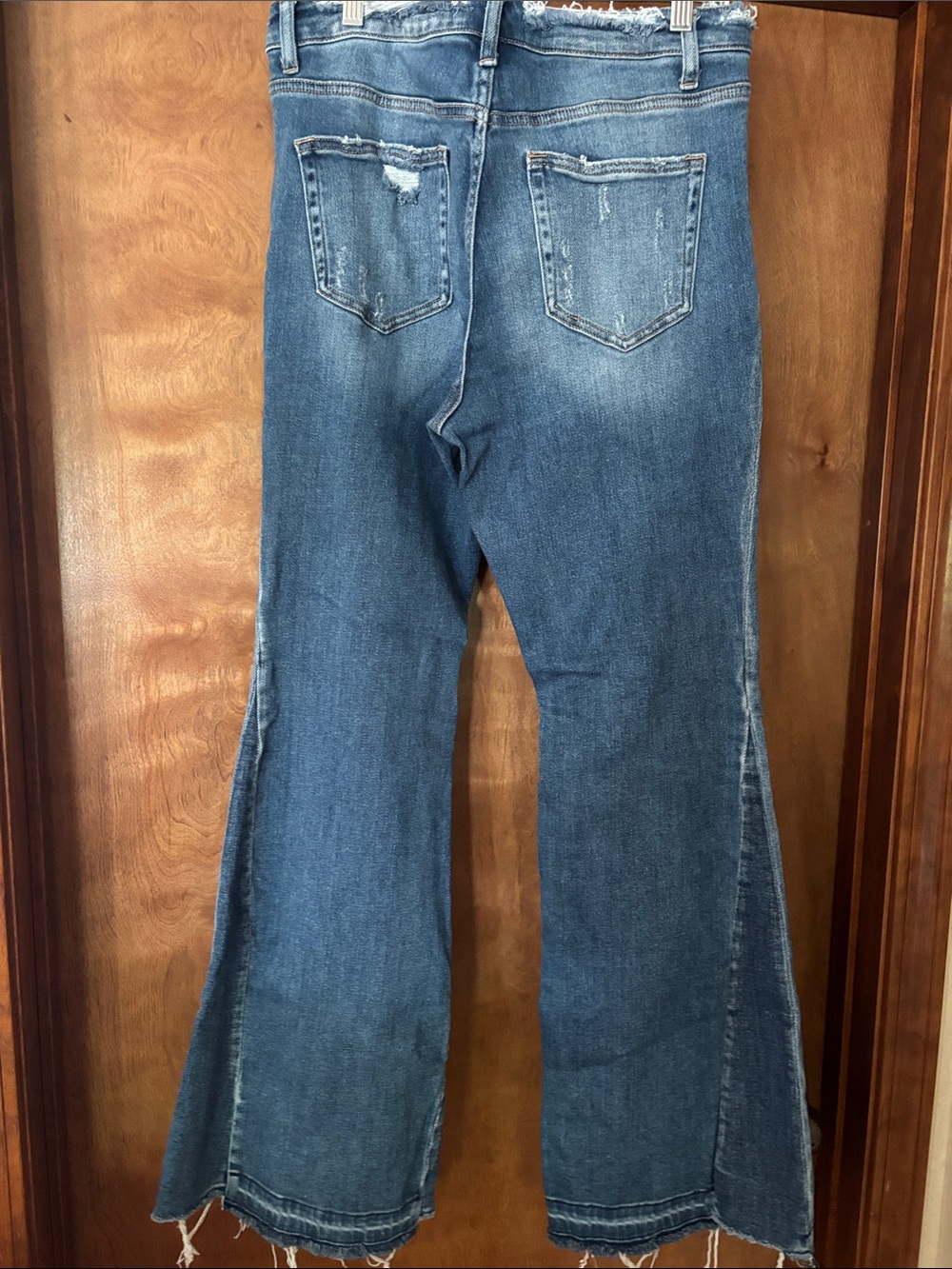 Vintage-Inspired Blue Flare Jeans with Frayed Hem - Picture 2 of 2